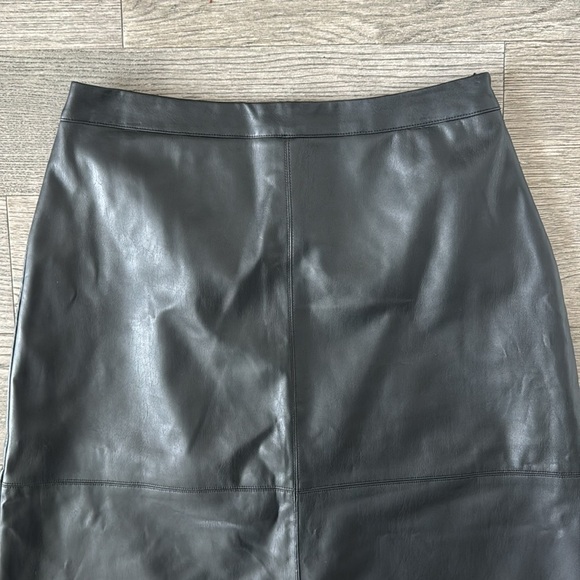 🌼WHO WHAT WEAR🌼 Black Vegan Leather Midi Skirt, Size 6 - Picture 2 of 9